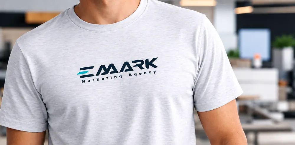 Bluzë gri me logon EMARK të printuar në gjoks.